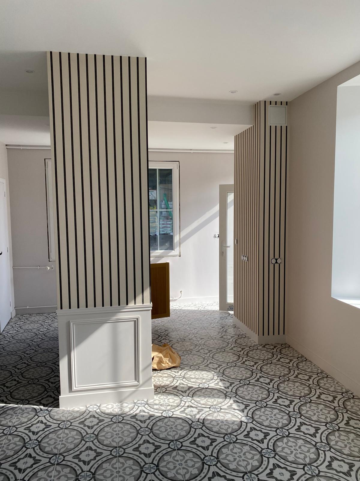 Projet phare — salon damassé et lambris bleu